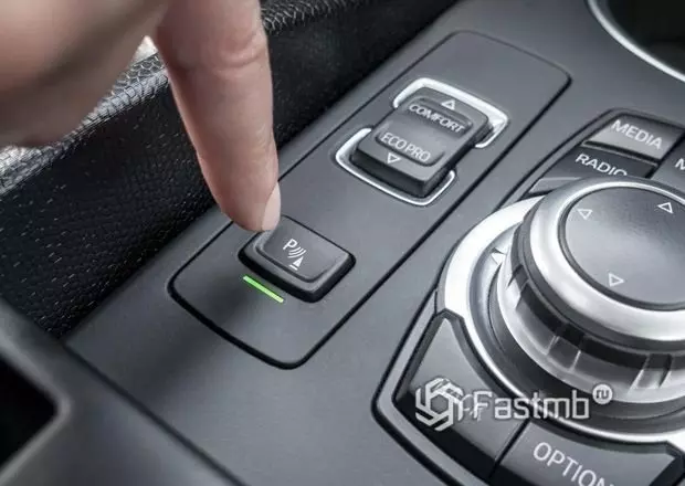 Кнопка включения автоматической парковки в автомобилях BMW
