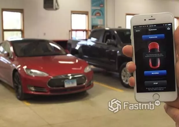 Управление парковкой Tesla со смартфона
